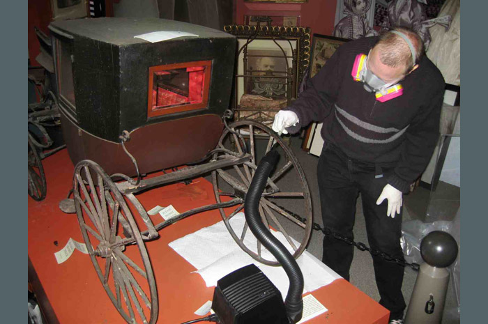 Flaking paint, also caused by a high humidity, was stabilized on Tom Thumb�s carriage.